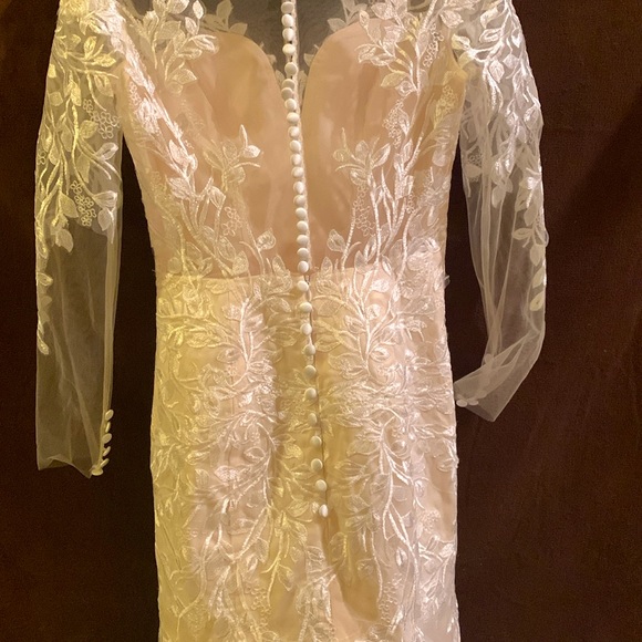 WEDDING DRESS - Picture 9 of 9